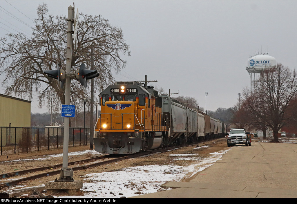 UP 1166 runs parallel to and just on the WI side of the state line approaching Prospect Street